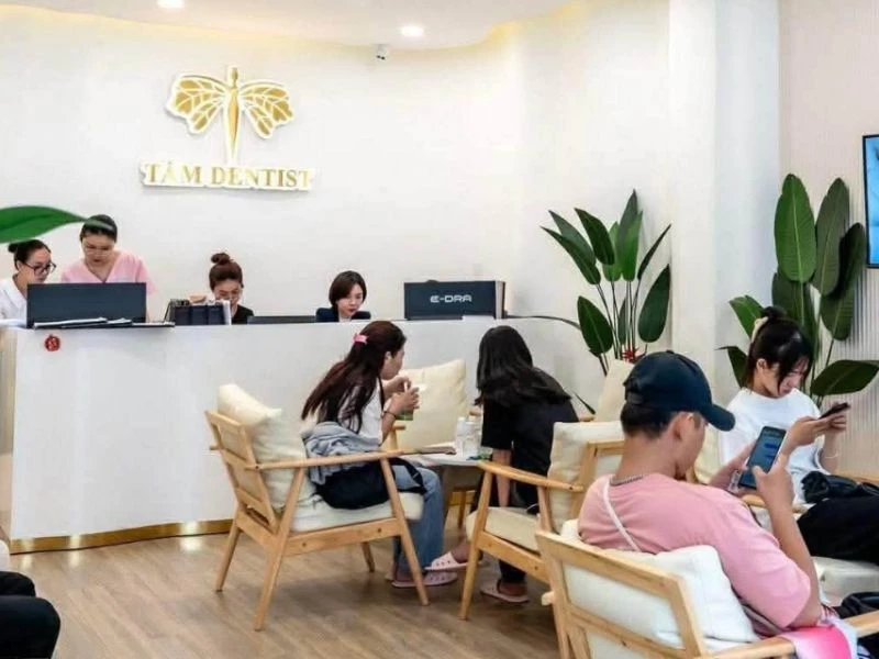 Tấm Dentist chuyên xử lý các ca răng khấp khểnh, hô móm bằng phương pháp tiên tiến.