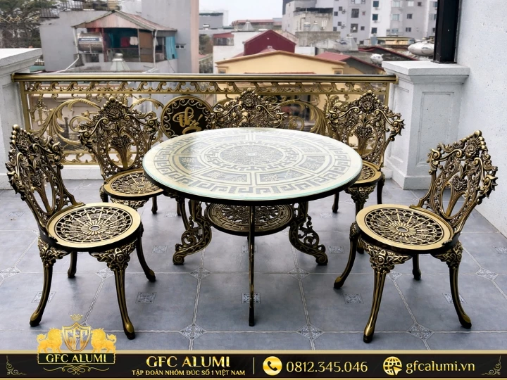 Chọn bàn ghế nhôm đúc phù hợp ban công cần hài hòa phong cách, không gian