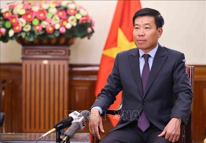 Nguyen Manh Cuong, a member of the CPV Central Committee, Deputy Minister of Foreign Affairs, talks to the press (Photo: VNA)