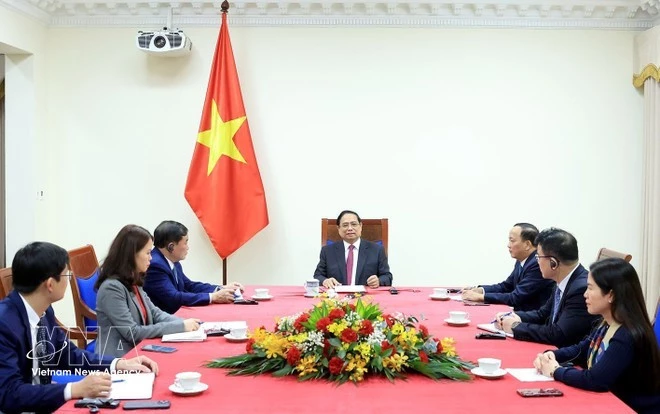 PM Pham Minh Chinh in the phone talks with his Singaporean counterpart Lawrence Wong. (Photo: VNA)
