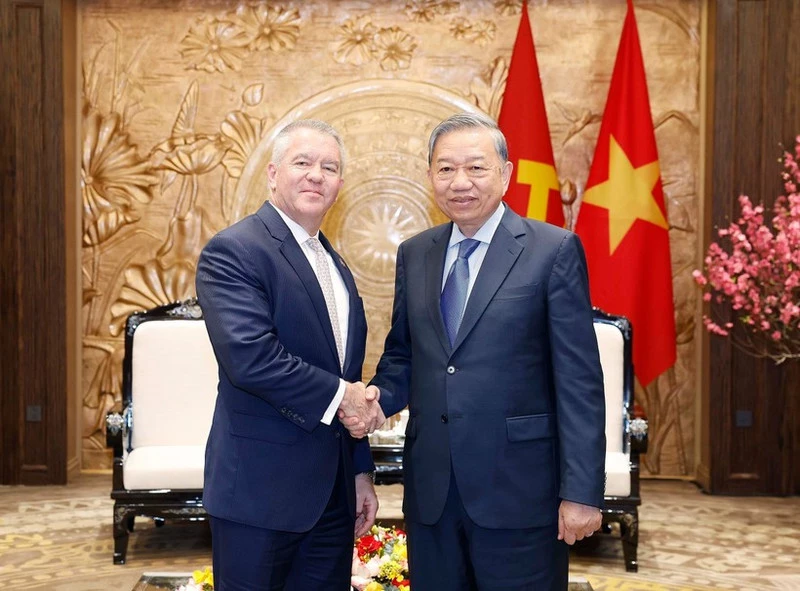Party General Secretary To Lam (right) receices US Assistant Secretary of State for East Asian and Pacific Affairs Michael DeSombre in Ha Noi on February 13. (Photo: VNA)