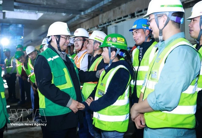 PM Pham Minh Chinh extends Tet greetings to the forces working on the Nhon – Ha Noi Station railway line on February 22. (Photo: VN)