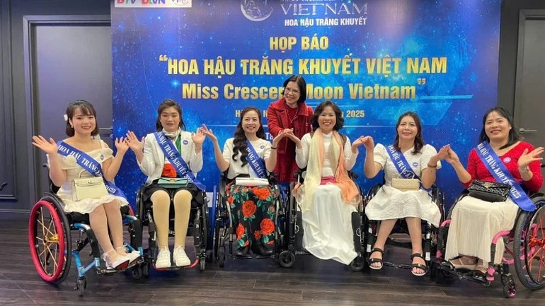 Luong Thi Minh Nguyet (in white dress, fourth from the left). (Photo: NDO)