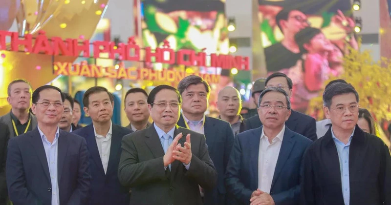 Prime Minister Pham Minh Chinh (second, left) and Deputy Prime Minister Bui Thanh Son (first, left) at the rehearsal on February 1 afternoon. (Photo: VNA)