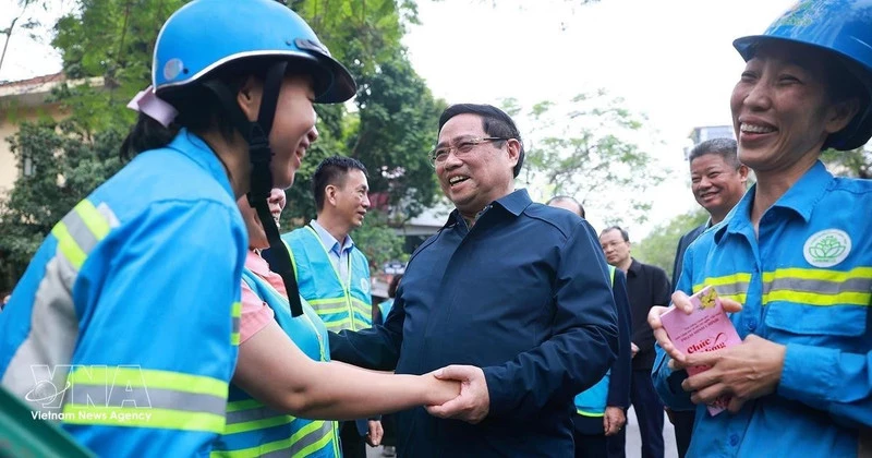 PM Pham Minh Chinh extends Tet greetings to sanitation workers at Yen The Alley on Nguyen Thai Hoc Street. (Photo: VNA)