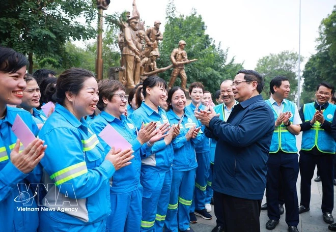 PM Pham Minh Chinh visits and encourages sanitation workers in Ha Noi. (Photo: VNA)