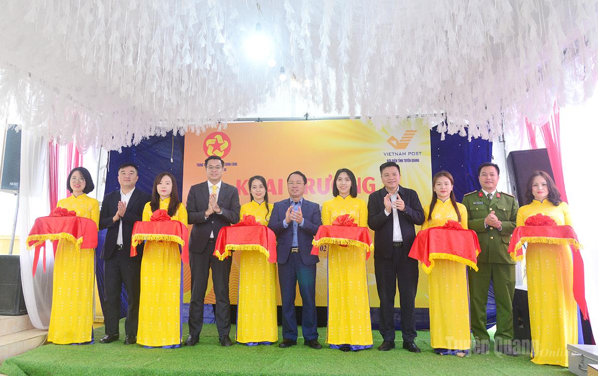 Các đại biểu cắt băng khai trương mô hình Đại lý dịch vụ công trực tuyến tại xã Nhữ Khê.