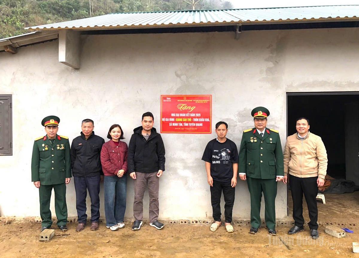 Đại diện MTTQ và UBND xã Minh Tân và đơn vị hỗ trợ khánh thành và bàn giao nhà cho ông Giàng Sào Thò, thôn Khâu Khà.