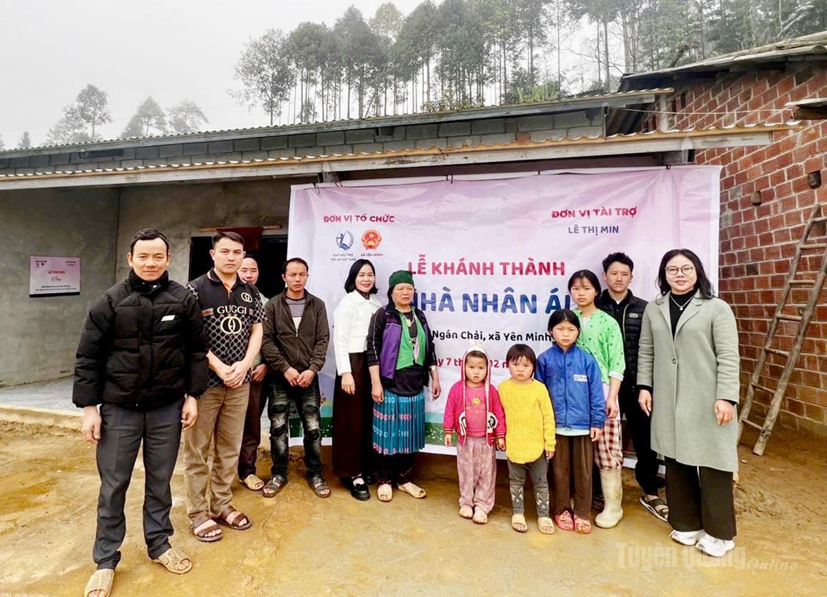 Lãnh đạo xã Yên Minh bàn giao công trình nhà ở cho em Thào Thị Sung.