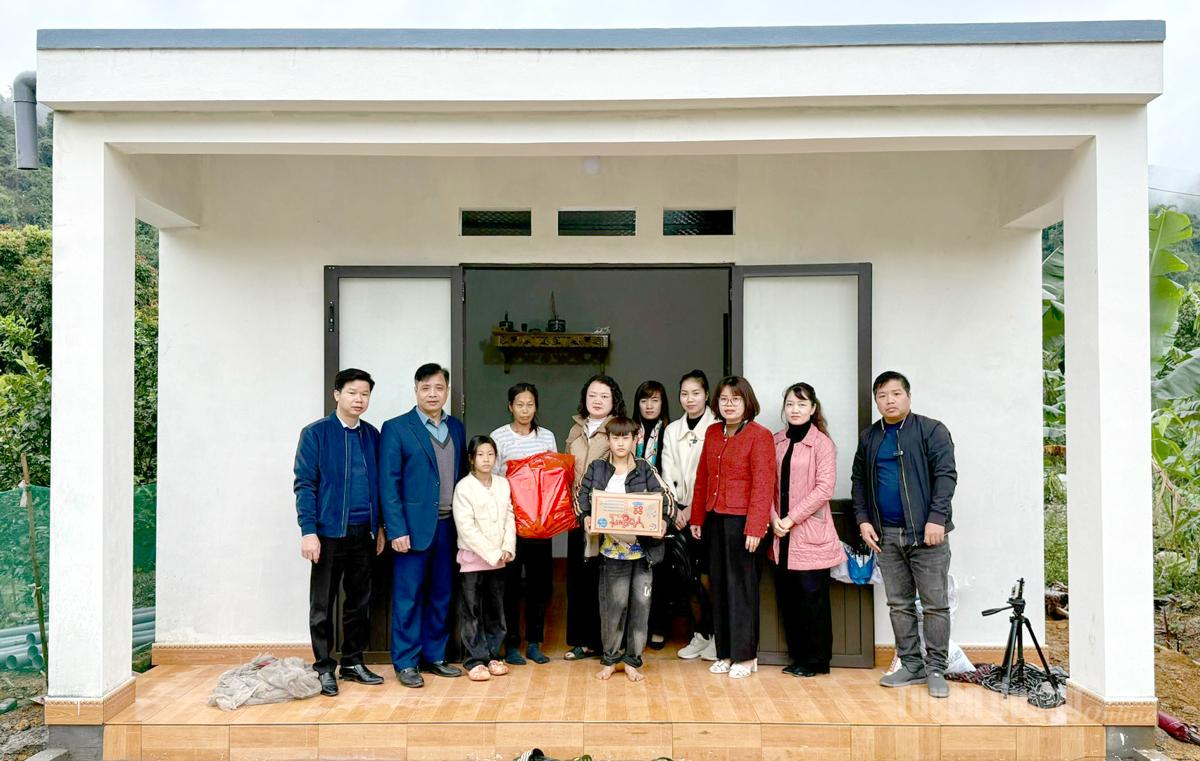 Báo và phát thanh, truyền hình Tuyên Quang, cấp ủy, chính quyền xã Tân Long, Kênh YouTube Long Xuân Chiến – Đông Bắc quê tôi khánh thành nhà Nhân ái cho chị Triệu Thị Phượng, thôn 23.