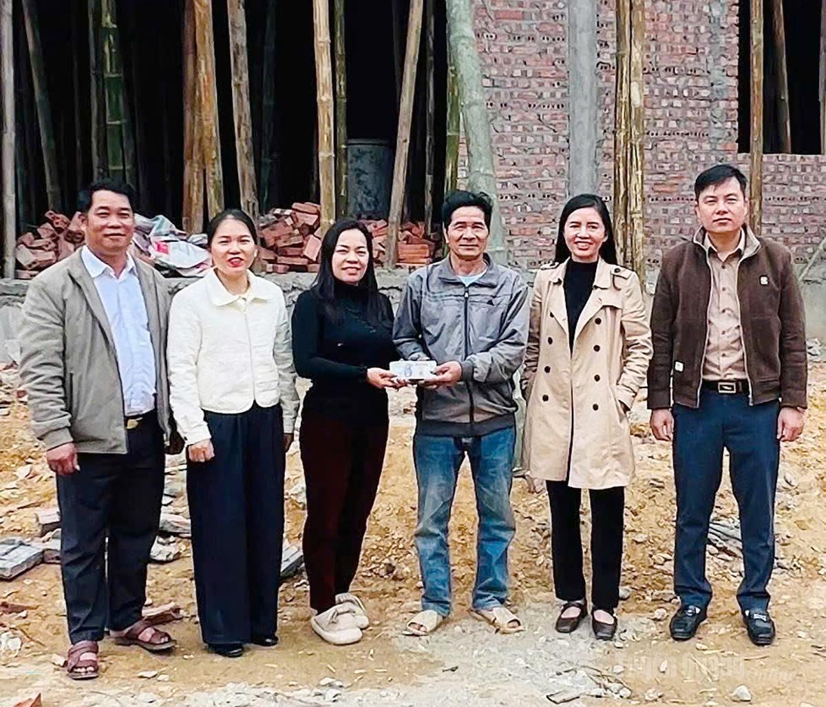 Ủy ban MTTQ xã Kiến Thiết trao kinh phí hỗ trợ làm nhà cho gia đình anh Trần Trọng Nhị, thôn Đồng Khẩn.