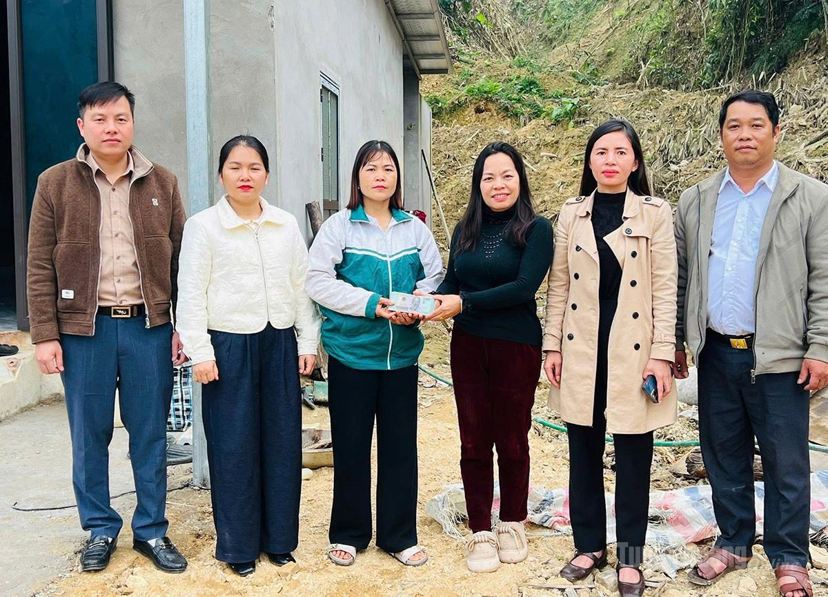 Ủy ban MTTQ xã Kiến Thiết trao kinh phí hỗ trợ làm nhà cho gia đình anh Trần Quang Sơn, thôn Đồng Khẩn.