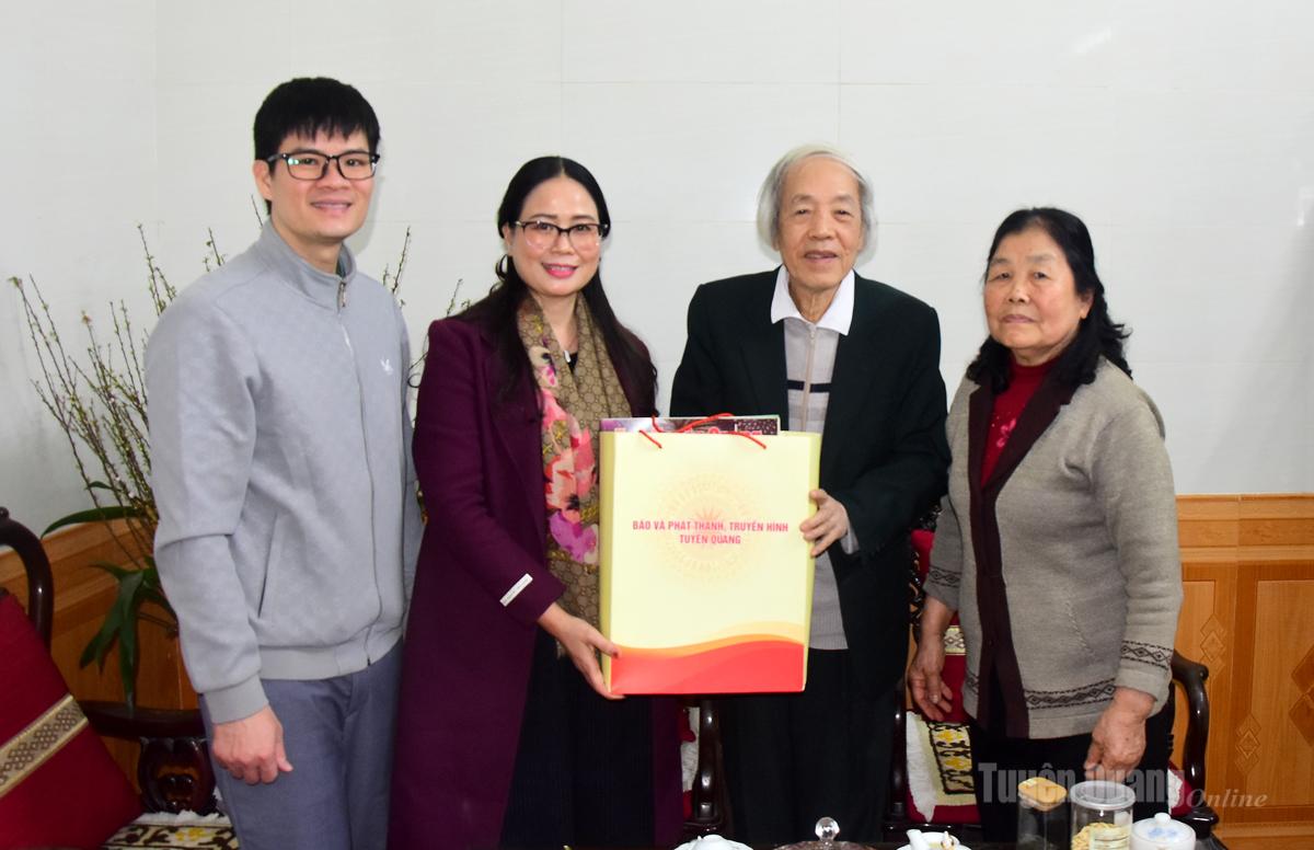 Đồng chí Tăng Thị Hà thăm, chúc Tết đồng chí Nguyễn Văn Mạch, nguyên Tổng Biên tập Báo Tuyên Quang.