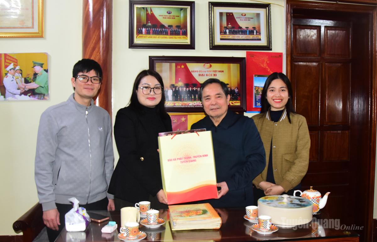 Đồng chí Nguyễn Thị Hoài Yên thăm, chúc Tết đồng chí Nguyễn Hữu Hoan, nguyên Phó Bí thư Thường trực Tỉnh ủy.