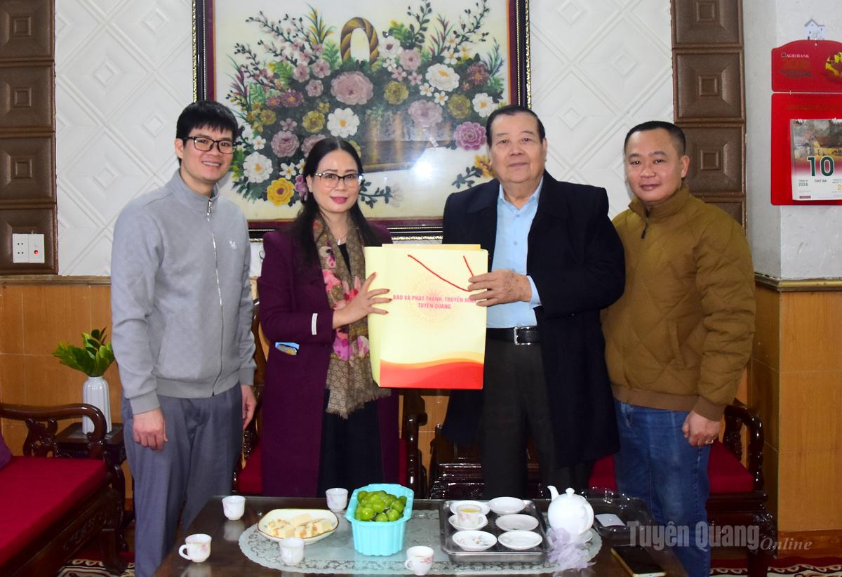 Lãnh đạo Báo và phát thanh, truyền hình Tuyên Quang thăm, chúc Tết đồng chí Nguyễn Thế An, nguyên Tổng Biên tập Báo Tuyên Quang.