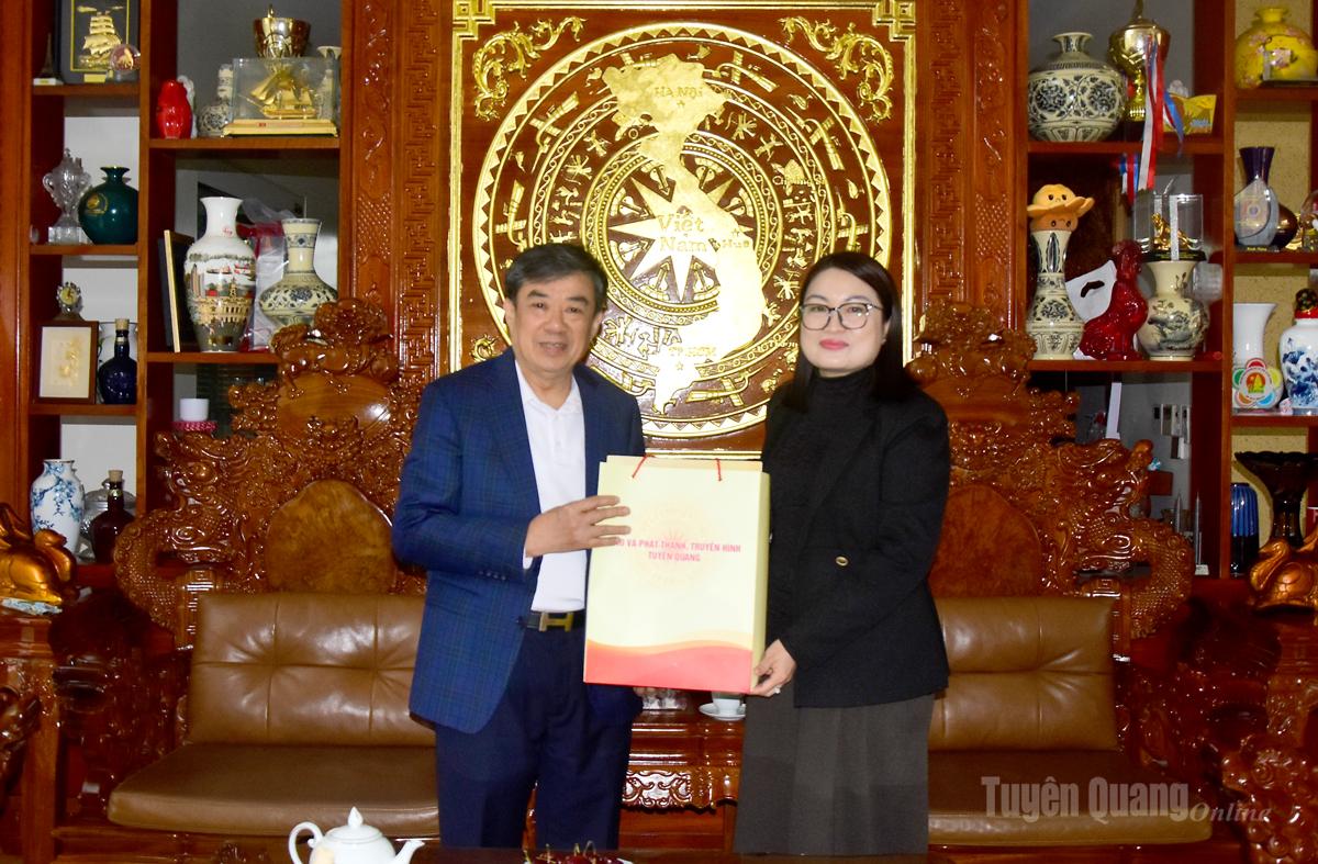 Lãnh đạo Báo và phát thanh, truyền hình Tuyên Quang thăm, chúc Tết đồng chí Nguyễn Hồng Thắng, nguyên Phó Bí thư Thường trực Tỉnh uỷ.