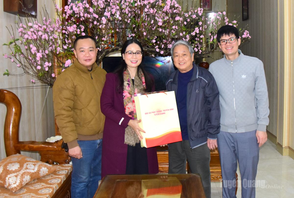 Đồng chí Tăng Thị Hà tặng quà, chúc Tết đồng chí Nguyễn Việt Thanh, nguyên Tổng Biên tập Báo Tuyên Quang.