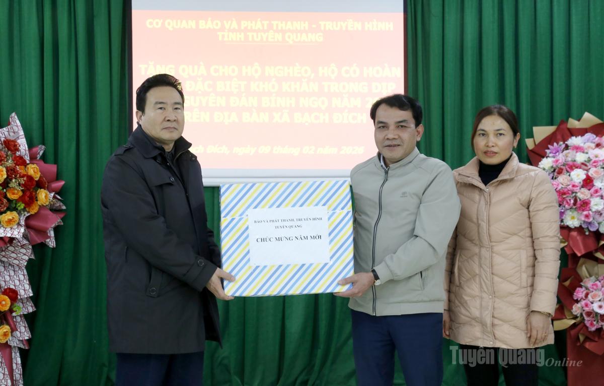 Đồng chí Nguyễn Bình Minh tặng quà, chúc Tết cấp ủy, chính quyền xã Bạch Đích.