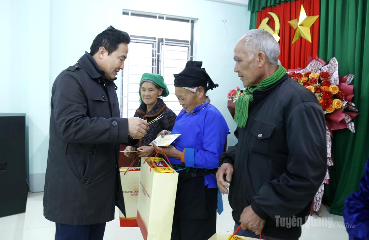Phó Giám đốc Báo và phát thanh, truyền hình Tuyên Quang Nguyễn Bình Minh tặng quà Tết cho gia đình chính sách xã Bạch Đích.
