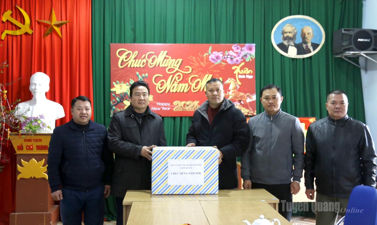 Đồng chí Nguyễn Bình Minh thăm, chúc Tết, động viên cán bộ, kỹ thuật viên Trạm phát sóng Cổng Trời.