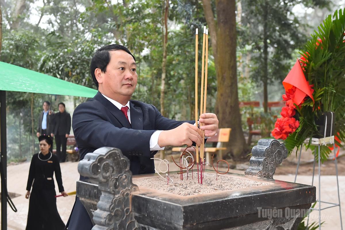 Provincial Party Secretary Hau A Lenh offers incense in memory of President Ho Chi Minh at Na Nua Shack.