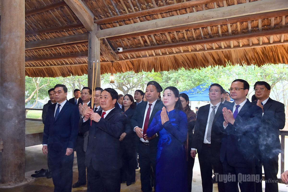 Provincial Party Secretary Hau A Lenh and delegates offer incense at Tan Trao Communal House.