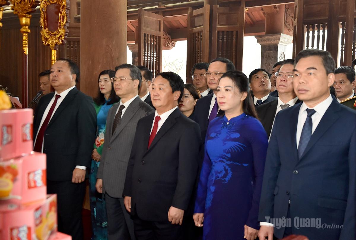 Delegates offer incense at the Memorial Site dedicated to President Ho Chi Minh and revolutionary predecessors.