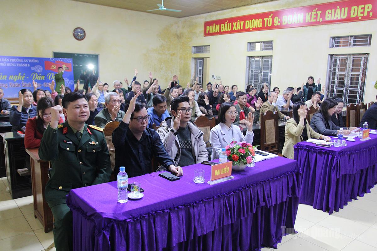 Cử tri tham gia biểu quyết tại hội nghị.