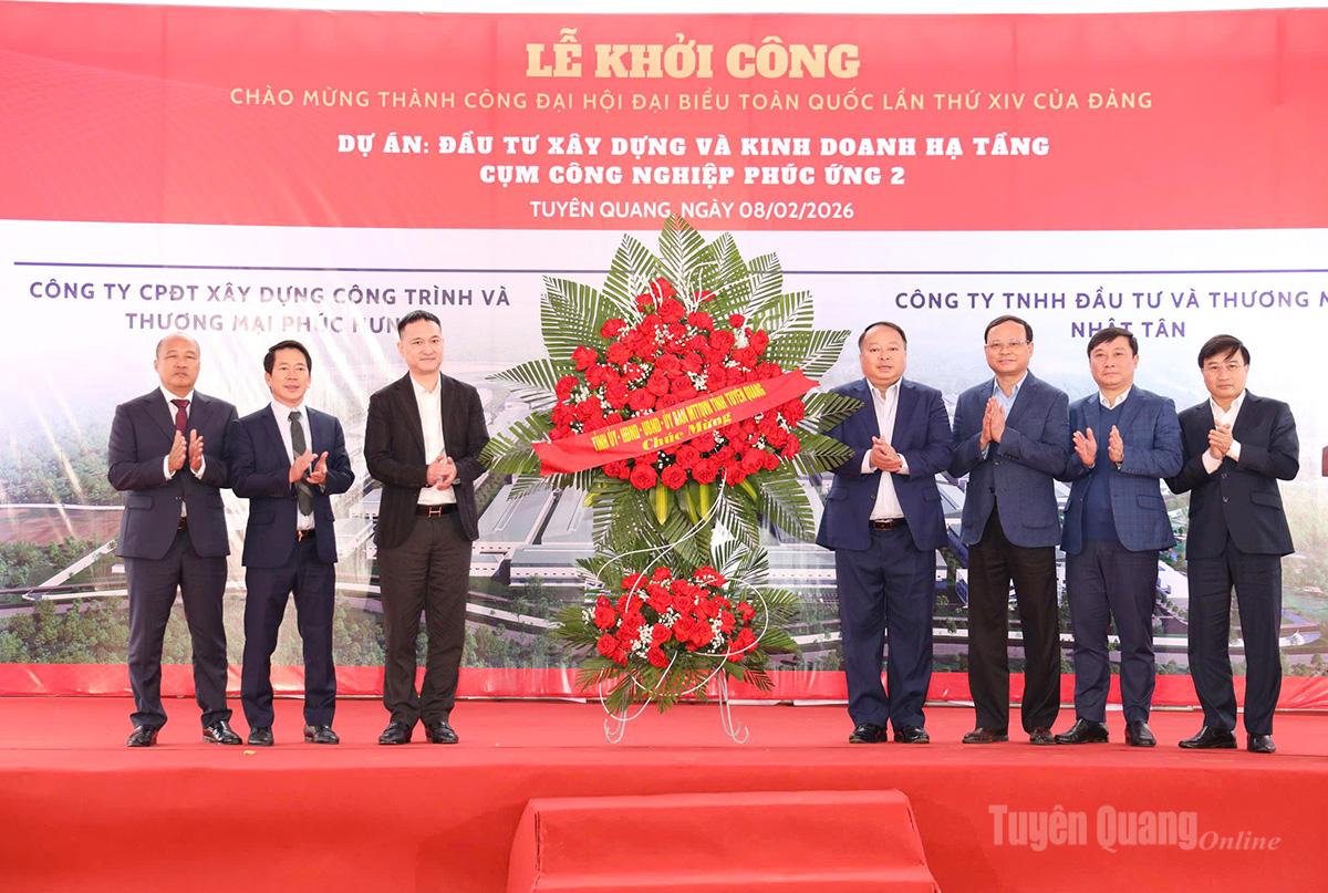 Các đồng chí lãnh đạo tỉnh tặng hoa chúc mừng các nhà đầu tư tại lễ khởi công.