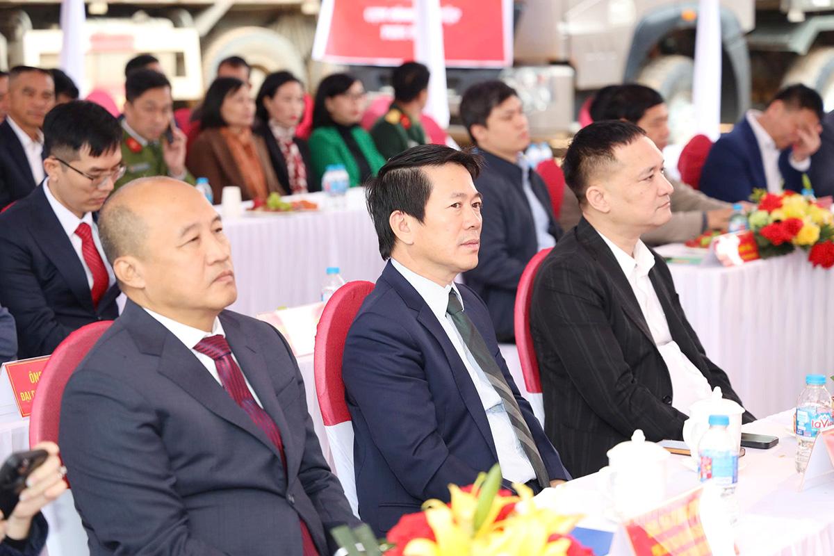 Đại diện các đơn vị đầu tư dự lễ khởi công.
