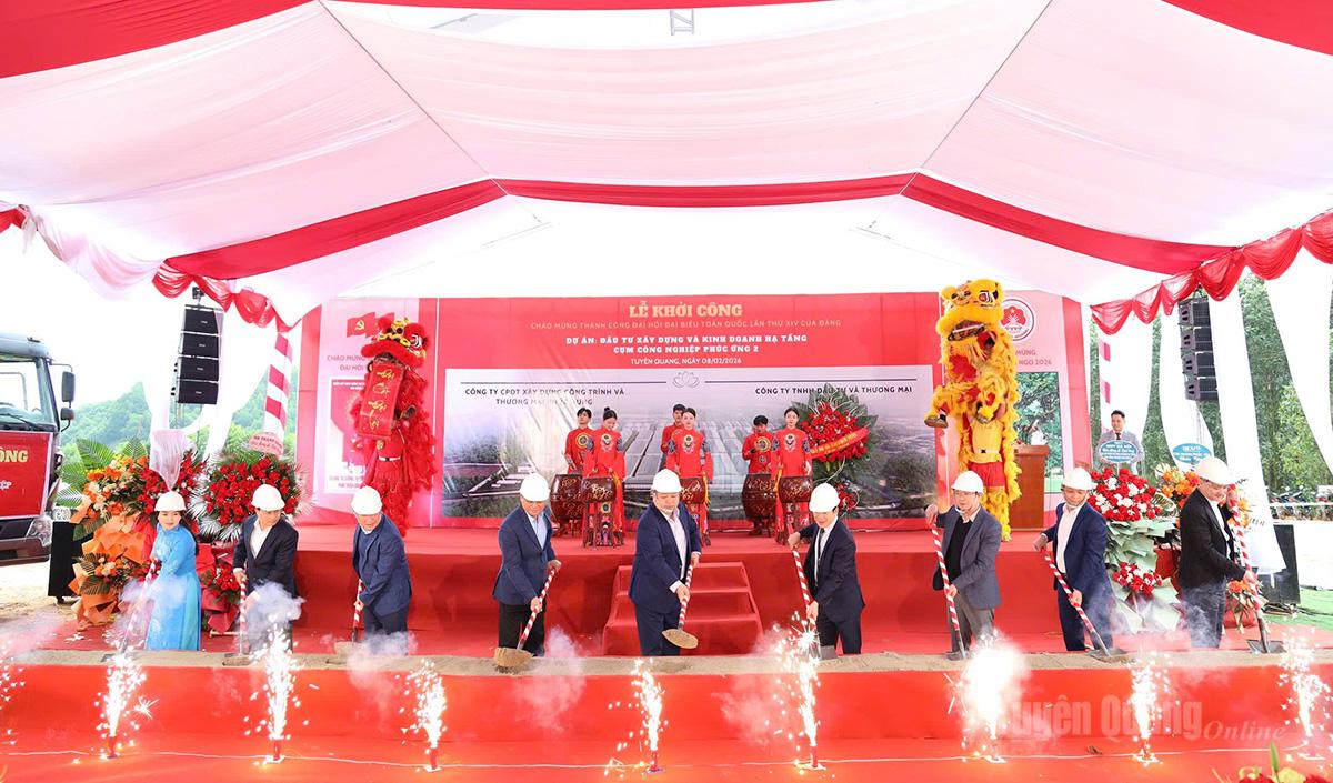 Các đại biểu thực hiện lễ khởi công dự án.