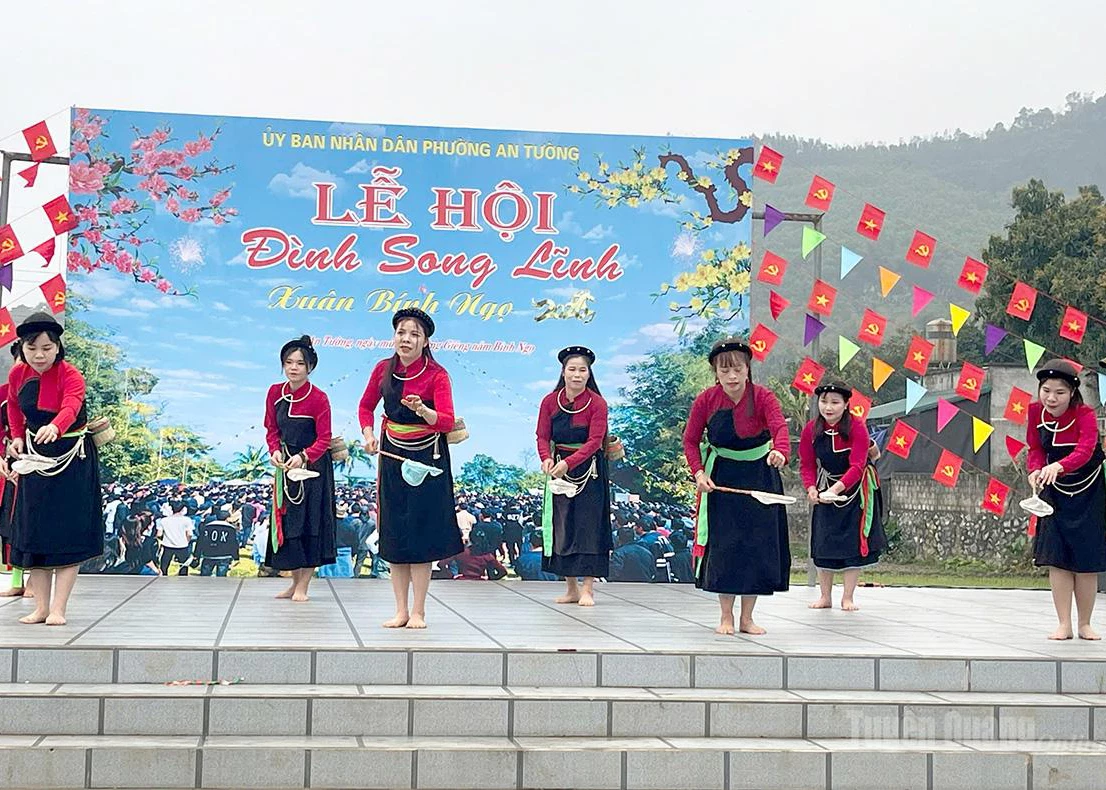 The “shrimp scooping” dance performed by club members at the Song Linh Communal House Festival.