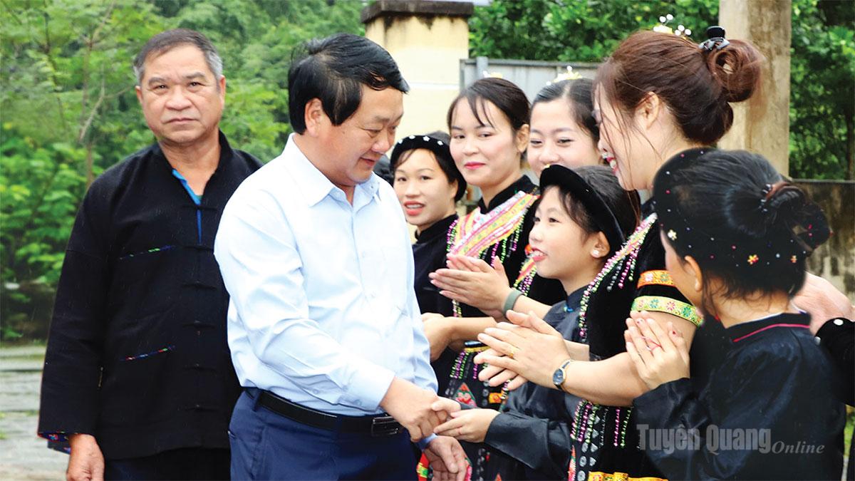 Đồng chí Hầu A Lềnh, Ủy viên BCH Trung ương Đảng, Bí thư Tỉnh ủy với người dân thôn Bản Hình,
xã Minh Tân.