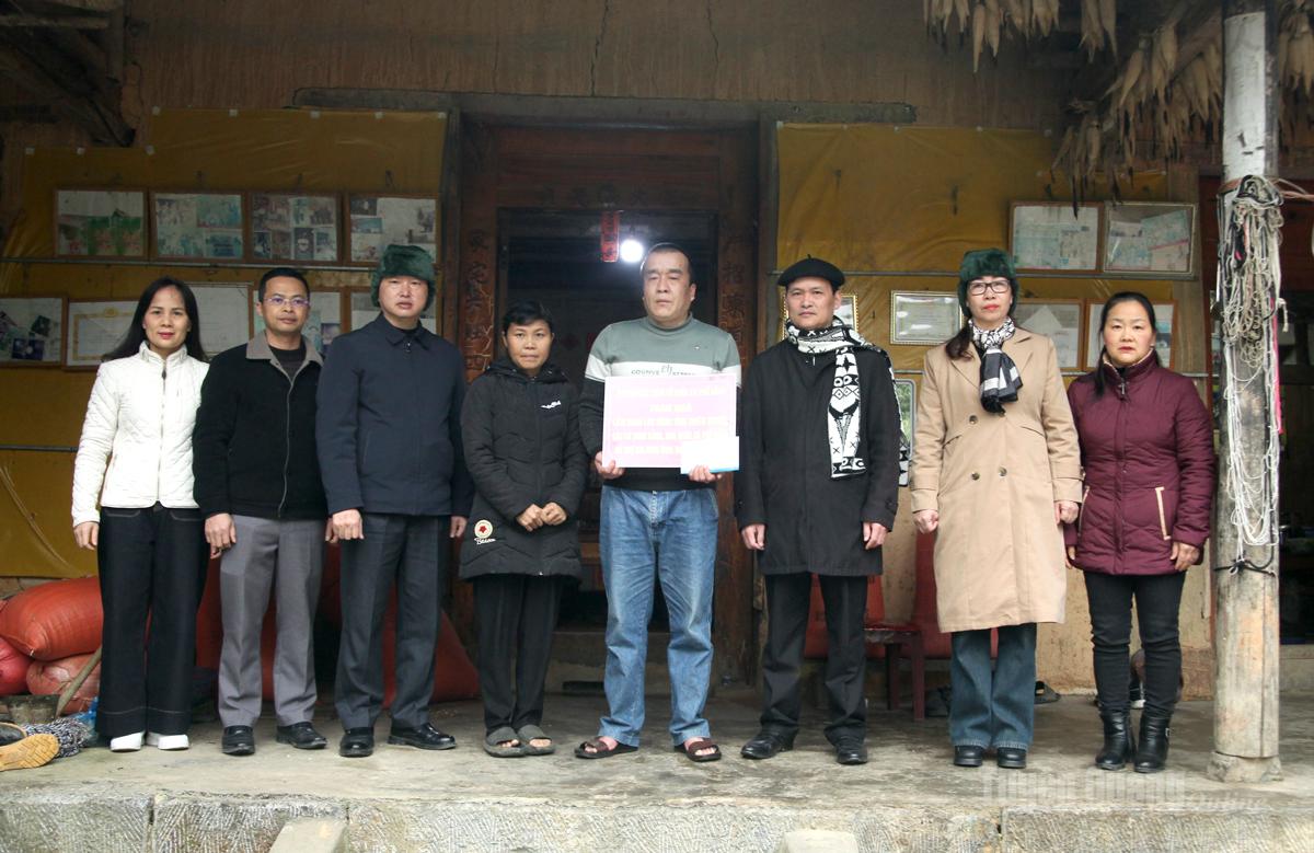 Lãnh đạo Liên đoàn Lao động tỉnh và xã Phố Bảng tặng quà cho hộ nghèo thôn Phố Là.