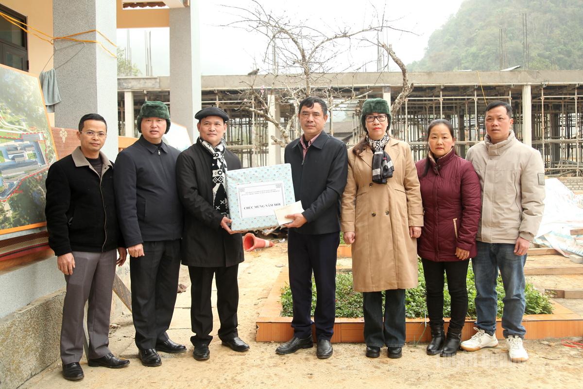 Đoàn tặng quà đơn vị thi công Trường Nội trú liên cấp Tiểu học và THCS Phố Bảng.