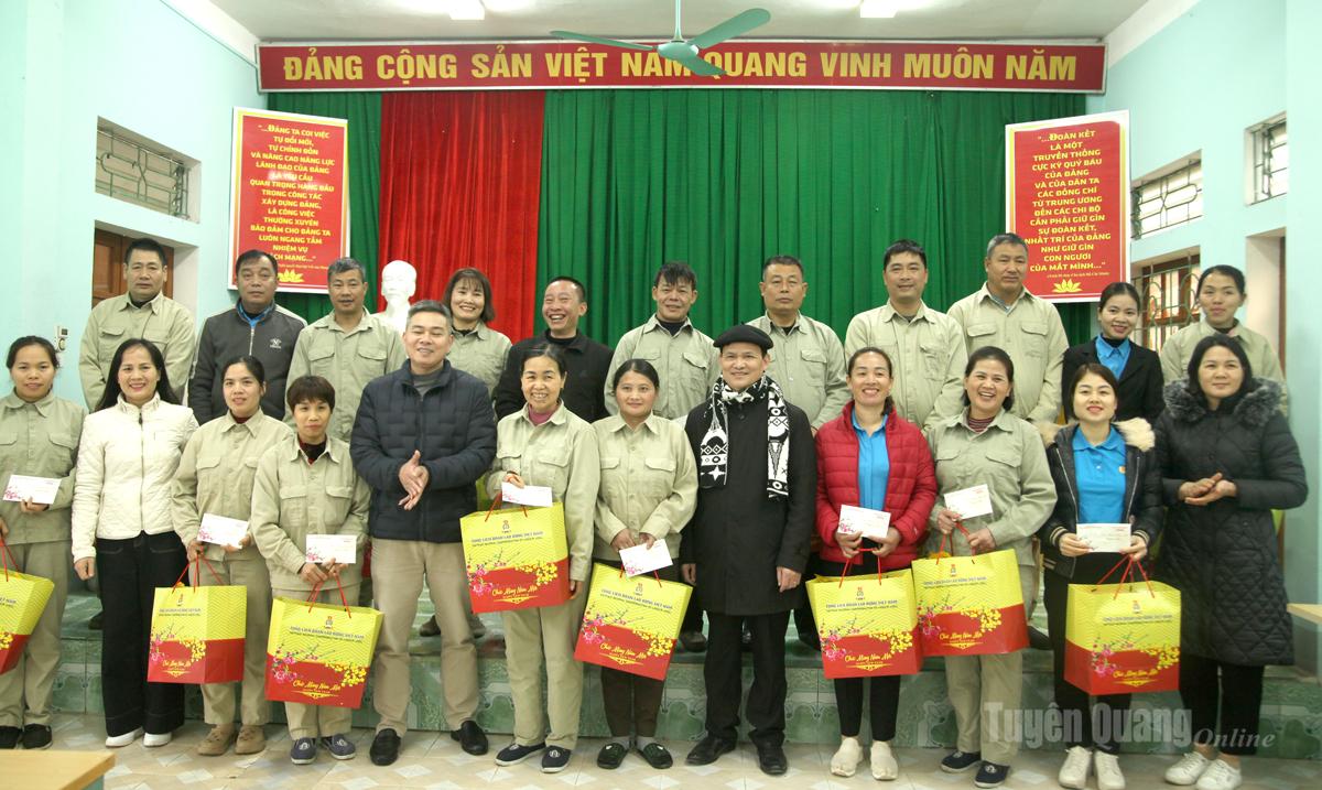 20 suất quà Tết trao tặng cho công nhân Trung tâm dịch vụ công cộng, môi trường và cấp thoát nước khu vực Quản Bạ.