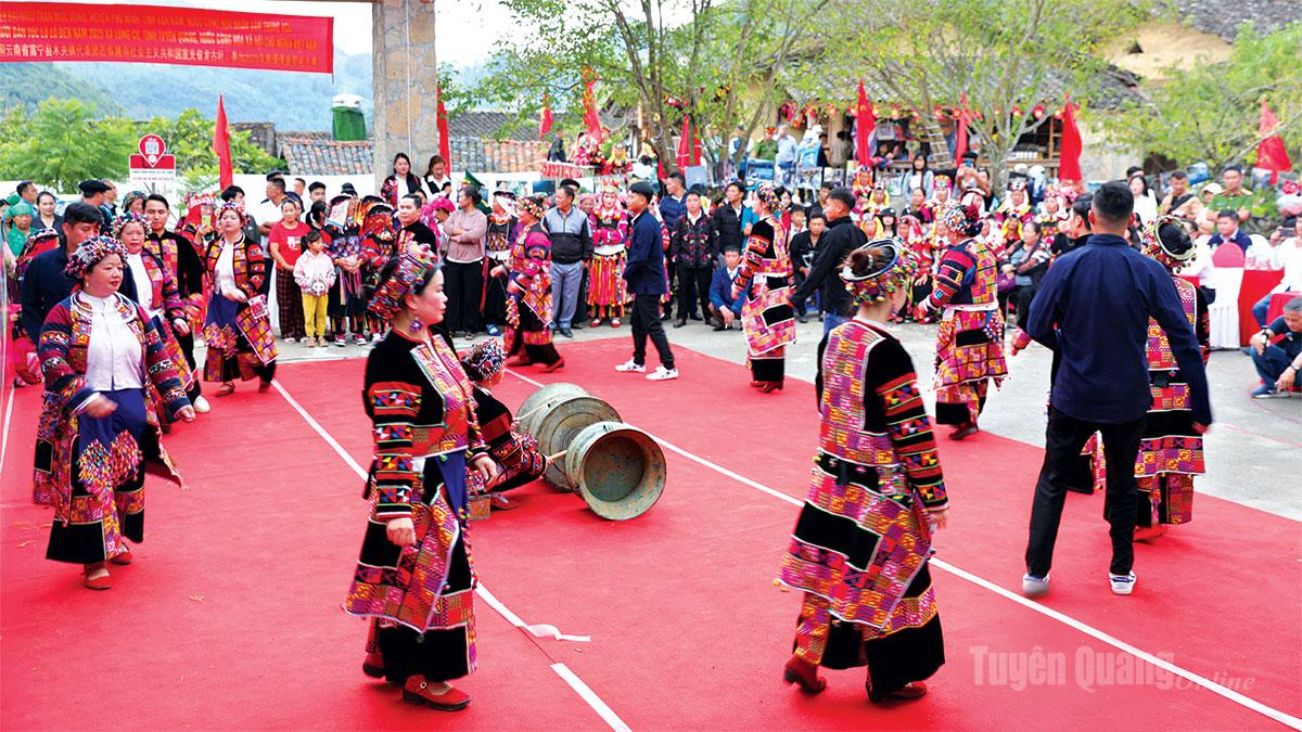 Múa theo nhịp Trống đồng là điệu múa truyền thống được lưu truyền lâu đời trong các lễ hội của người Lô Lô xã Lũng Cú.