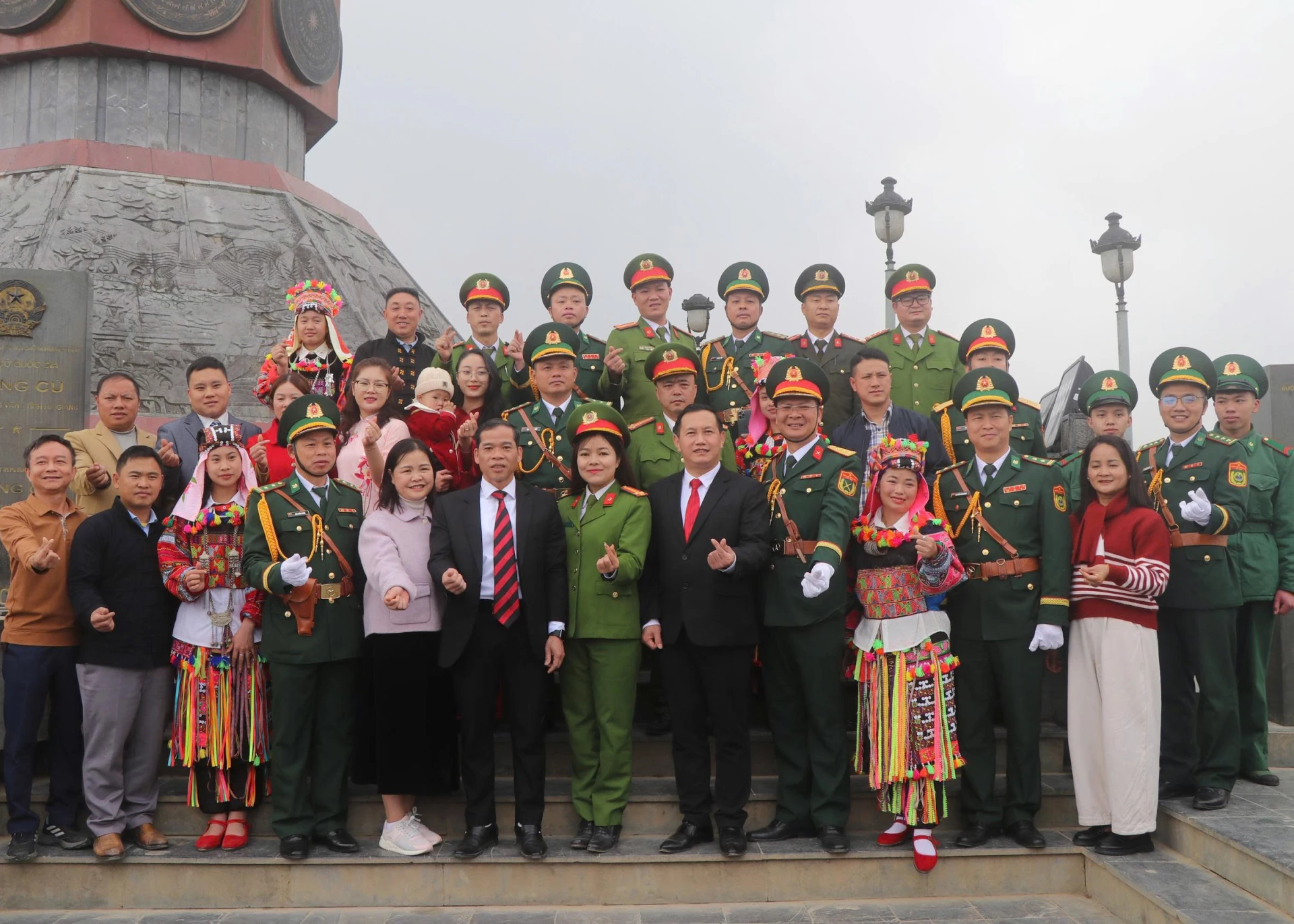Officers and soldiers of the Lung Cu Border Guard Station, together with Party committees and authorities of Lung Cu Commune, welcome visitors from across the country to the Lung Cu Flag Tower.