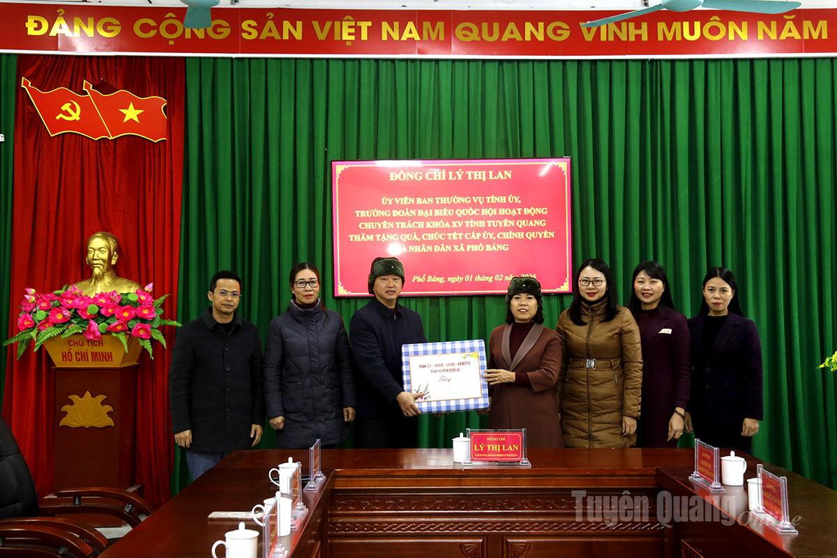 Đồng chí Lý Thị Lan, Ủy viên Ban Thường vụ Tỉnh ủy, Trưởng Đoàn ĐBQH hoạt động chuyên trách khóa XV tỉnh Tuyên Quang thăm, chúc tết, tặng quà cấp ủy, chính quyền xã Phố Bảng.