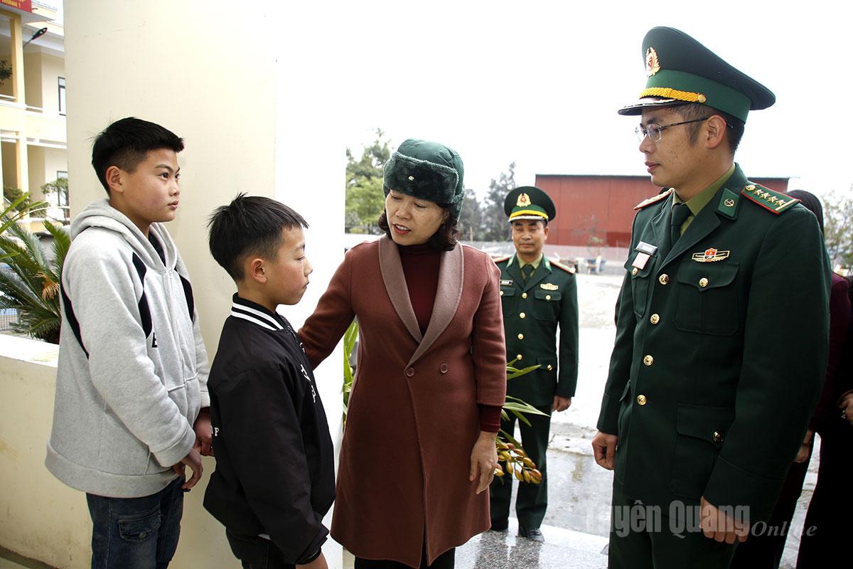 Trưởng Đoàn ĐBQH tỉnh Lý Thị Lan trò chuyện, thăm hỏi con nuôi Đồn Biên phòng Phó Bảng..