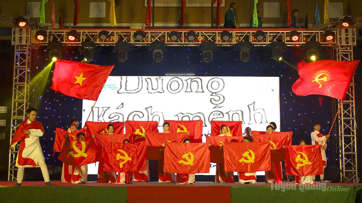 Tiết mục văn nghệ dân tộc trong Chương trình nghệ thuật “Sáng mãi niềm tin theo Đảng” tại xã Quang Bình.