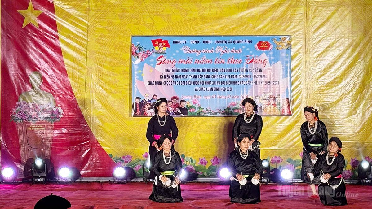 Tiết mục văn nghệ dân tộc trong Chương trình nghệ thuật “Sáng mãi niềm tin theo Đảng” tại xã Quang Bình.