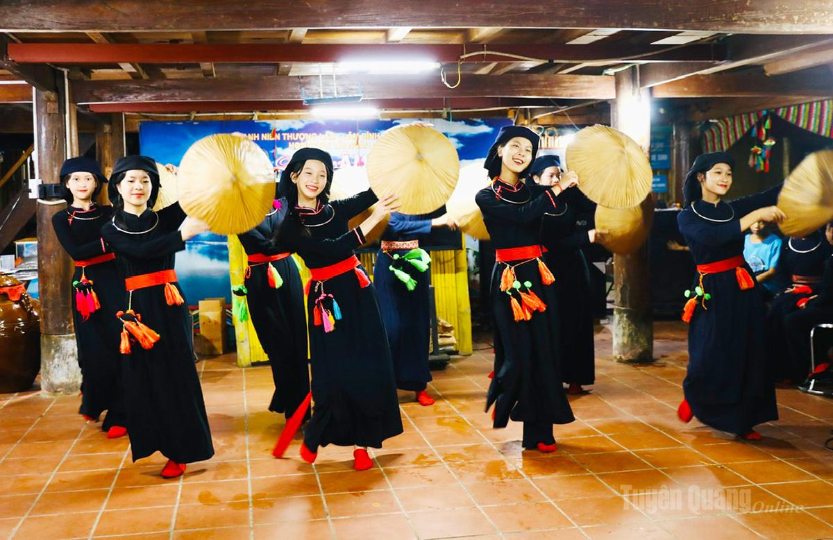 Các thiếu nữ dân tộc Tày đang tập luyện các tiết mục văn nghệ để tham ra lễ hội đầu xuân.