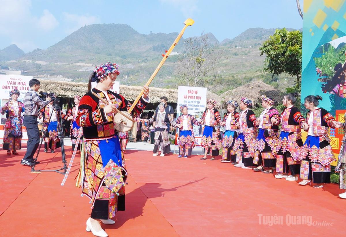 Các thiếu nữ dân tộc Lô Lô tham ra biểu diễn các tiết mục văn nghệ truyền thống tại lễ hôi.