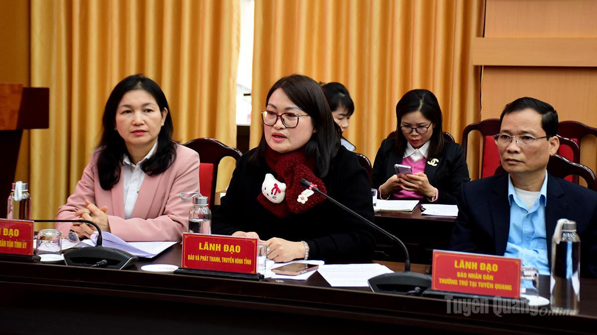 Lãnh đạo Báo và phát thanh, truyền hình Tuyên Quang trao đổi về nâng cao chất lượng phối hợp tuyên truyền tại hội nghị.
