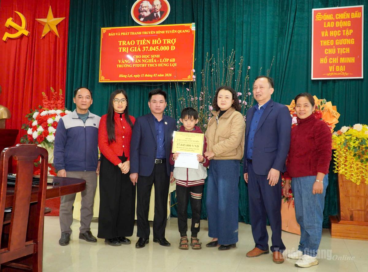 Chuyên mục “Nhịp cầu nhân ái” Báo và phát thanh, truyền hình Tuyên Quang cùng cấp ủy, chính quyền xã Hùng Lợi trao tiền hỗ trợ và tặng quà cho gia đình em Vàng Văn Nghĩa.