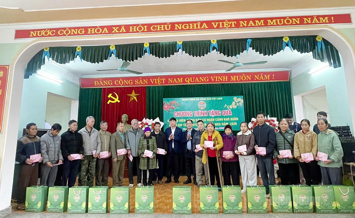 Đại diện Trung ương Hội Nông dân Việt Nam tặng quà cho các hội viên có hoàn cảnh khó khăn xã Tân Trào.
