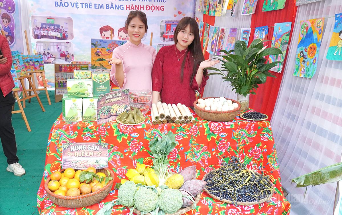 Các em học sinh tại gian hàng.