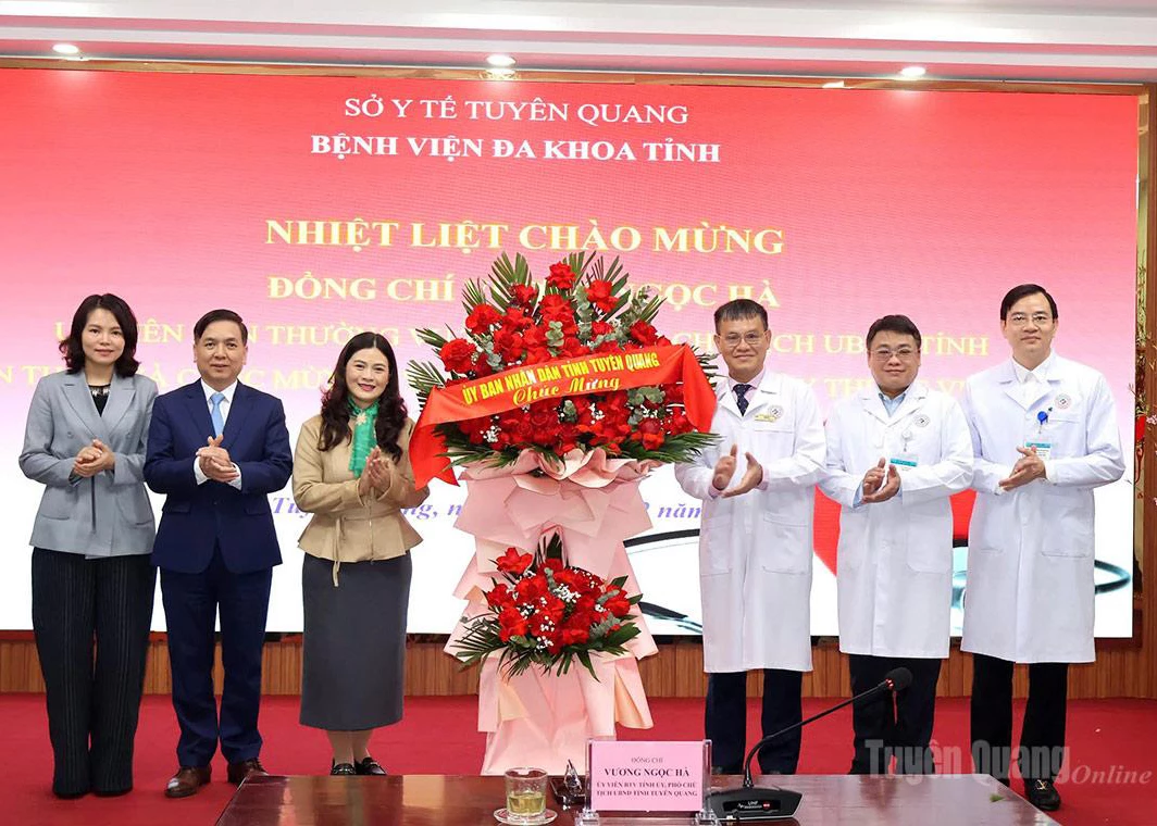 Comrade Vuong Ngoc Ha, Member of the Provincial Party Standing Committee and Vice Chairwoman of the Provincial People’s Committee, presents flowers to congratulate the Tuyen Quang Provincial General Hospital on the occasion of Vietnamese Doctors’ Day, February 27.