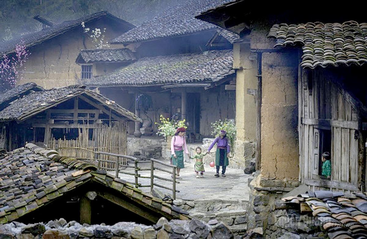 Những ngôi nhà trình tường với kiến trúc cổ được coi là một nét văn hóa của người Mông.